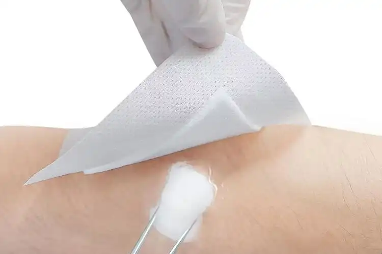 What fiber blends in non‑woven dressings give the best absorbency and low linting?